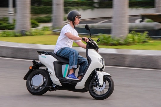 Những sai lầm khi dùng xe máy điện mùa hè khiến pin nhanh xuống cấp