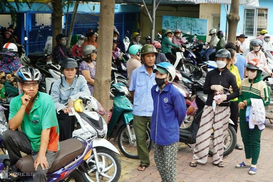 Phụ huynh chật vật đưa đón sau vụ ngộ độc ở trường Bình Quới Tây