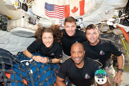 Phi hành đoàn Artemis II vượt nửa đường về Trái Đất