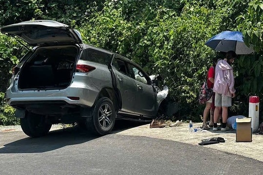 Ôtô lao xuống mương ở Hòn Bà, 6 người gặp nạn