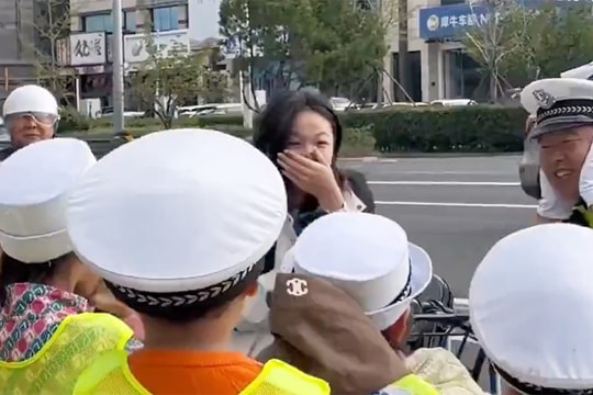 Cô gái xấu hổ vì được học sinh nhắc đội mũ bảo hiểm