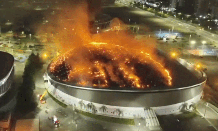 Khoảnh khắc mái vòm nhà thi đấu Olympic bốc cháy