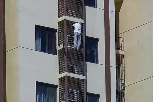 Bị kẹt trong phòng, cụ bà 89 tuổi trèo từ tầng 27 xuống tầng 21