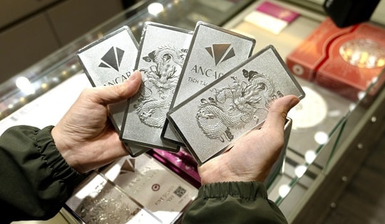 Giá bạc hôm nay 10-4: Đi lên cùng giá vàng, xấp xỉ 3 triệu đồng/lượng