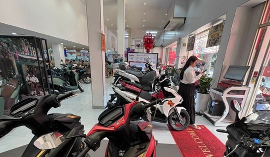Tiêu thụ xe máy điện tăng sốc, doanh số xe xăng chững lại