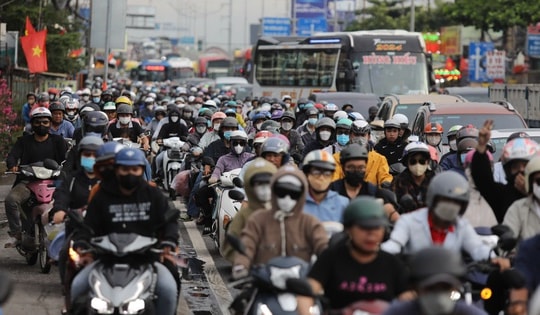 Siết khí thải xe máy: Bài toán không chỉ là khói bụi