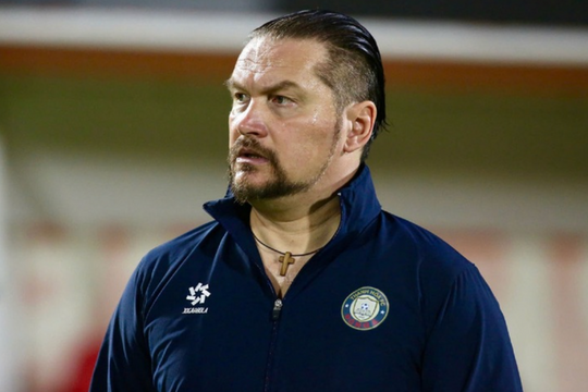 Nổi giận với trọng tài, ném thẻ làm nhiệm vụ, HLV Popov đối mặt án phạt nặng