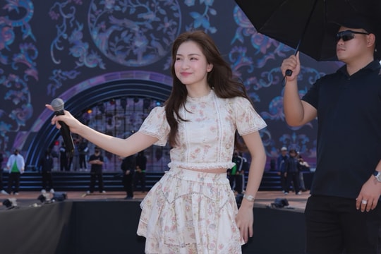 Hoà Minzy hé lộ bất ngờ, Vũ Thuỳ Linh hát hit tỷ view ở concert mở màn LHPT 2026