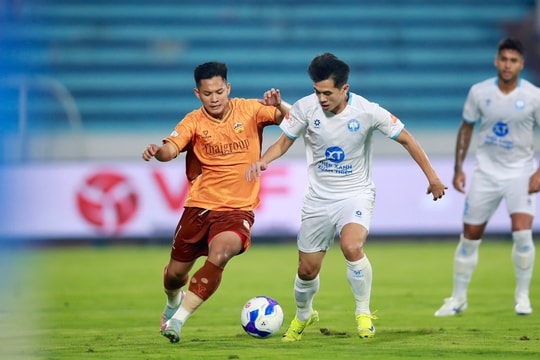 Cận cảnh Nguyên Mạnh mắc sai lầm, cầu thủ HAGL tạo siêu phẩm đánh bại Nam Định