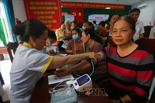Khám bệnh, tư vấn sức khỏe, cấp phát thuốc miễn phí cho hội viên phụ nữ