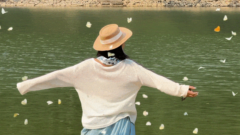 Khách đi giữa rừng bướm ở Cúc Phương