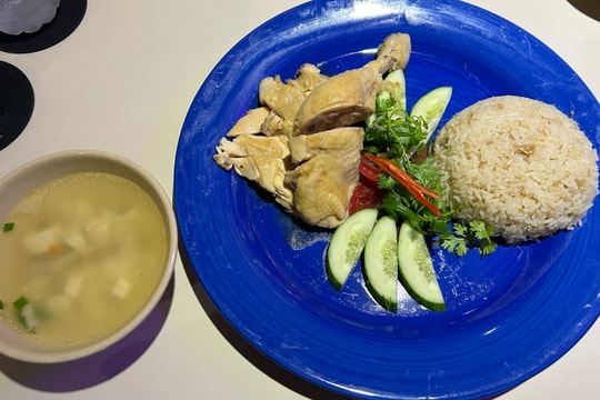 'Số phận' của cơm gà Hải Nam ở Đông Nam Á