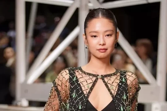 Những bộ cánh xuyên thấu của Jennie