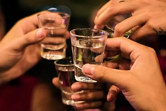 Bác sĩ cảnh báo 'ly rượu rẻ' giết người âm thầm