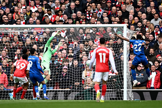 Arsenal thua sốc ở Ngoại hạng Anh