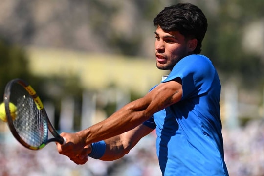 Alcaraz thắng trận thứ 300, chờ đấu Sinner