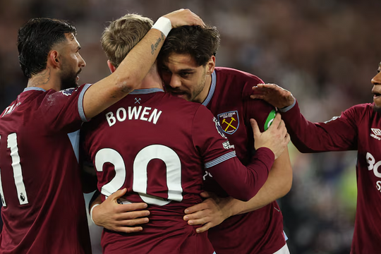 Tottenham bị đẩy xuống nhóm đèn đỏ ở Ngoại hạng Anh