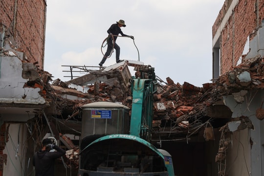 Người dân dỡ nhà mở rộng quốc lộ 13 ở TP HCM