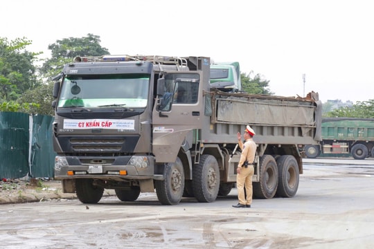 Cục CSGT mạnh tay xử lý xe ben