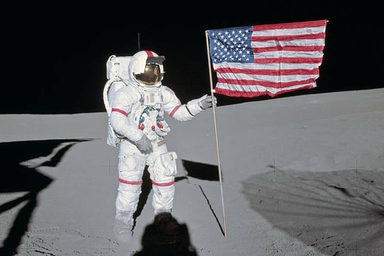 Mỹ cắm bao nhiêu lá cờ trên Mặt Trăng trong chương trình Apollo?