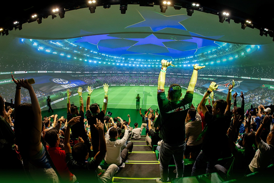 Fan Việt 'nhiệt nhưng cô đơn' khi bóng lăn lúc rạng sáng