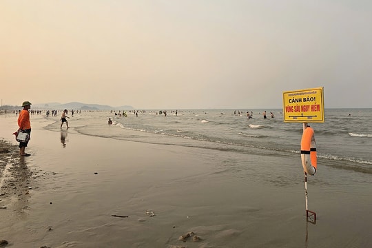 Nữ sinh tử vong khi cứu bạn đuối nước ở biển Cửa Lò