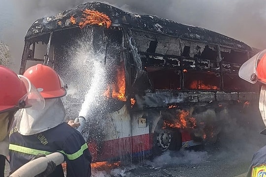 Xe khách bốc cháy trên quốc lộ 1, ba người thoát nạn