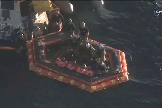 Phi hành đoàn Asrtemis II rời khỏi tàu Orion trên biển