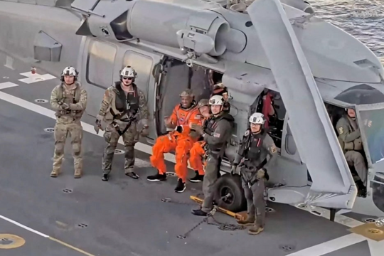 Phi hành đoàn Artemis II rời khỏi tàu Orion trên biển