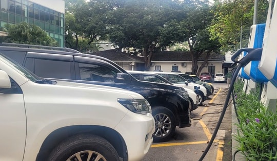 Nếu 100 ngàn xe ô tô cùng sạc một lúc sẽ tác động tới hệ thống điện thế nào?