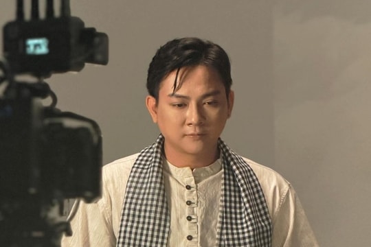 Hoài Lâm chững lại