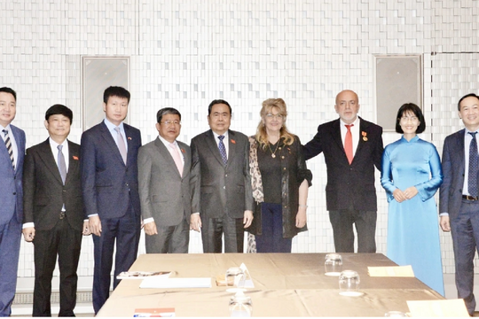 Chủ tịch Quốc hội Trần Thanh Mẫn gặp Lãnh sự danh sự Việt Nam tại Torino, Italy