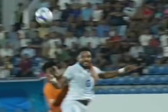 Nguyễn Xuân Son hoang mang: 'Tại sao trọng tài không thổi phạt đền'?