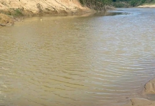 Phụ huynh theo sát, nhắc nhở con em để tránh tai nạn thương tâm