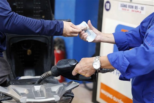 Quốc hội thông qua giảm thuế xăng dầu đến hết tháng 6/2026