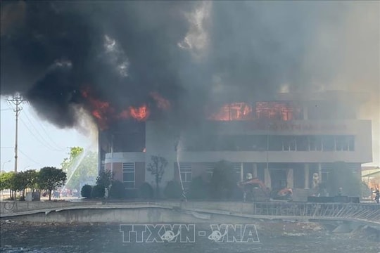 Kịp thời khống chế cháy lớn tại khu trưng bày của công ty chế biến gỗ