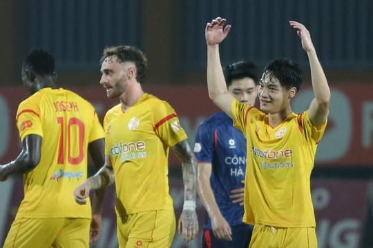 CAHN bị đội chót bảng ngắt chuỗi thắng 11 trận V-League