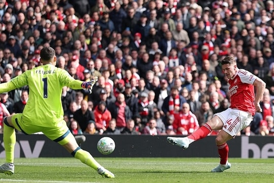 Tiền đạo Arsenal đổ lỗi cho mặt sân Emirates