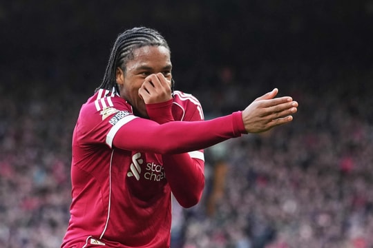 Tiền đạo 17 tuổi giúp Liverpool tìm lại mạch thắng