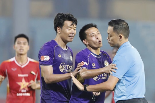 VAR giúp Hà Nội FC thoát thẻ đỏ ở V-League