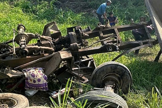 Tai nạn xe công nông với tàu hoả, ba ông cháu gặp nạn