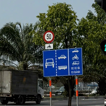 Người đi xe máy chật vật giờ cao điểm vì chung làn với ôtô