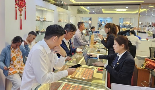 Tối 12-4, giá vàng miếng SJC thấp hơn vùng đỉnh trên 18 triệu đồng, chưa vội mua vào?