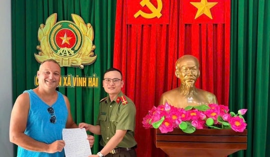 Vì một chiếc ví, du khách Canada quay lại Khánh Hòa làm điều bất ngờ