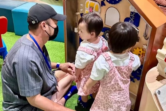 Hình ảnh Tiến Luật bên cặp song sinh