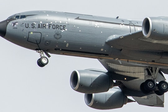 Bí mật loại băng dính vá thân máy bay Boeing KC-135 trở về từ Trung Đông