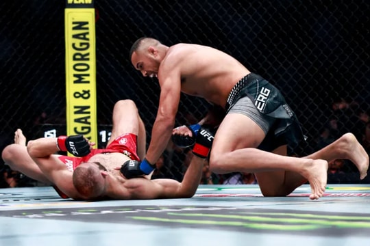 Khuỵu gối đầu trận, võ sĩ vẫn lật kèo giành đai UFC