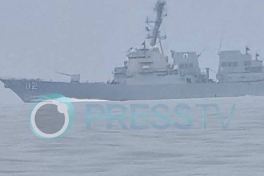 Báo Iran tung video 'tàu Mỹ qua eo biển Hormuz thất bại, suýt bị phá huỷ'