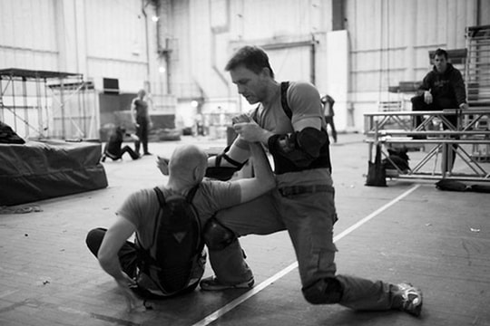 'Điệp viên 007' học môn võ nguy hiểm nhất thế giới, làm cựu võ sĩ MMA bị thương