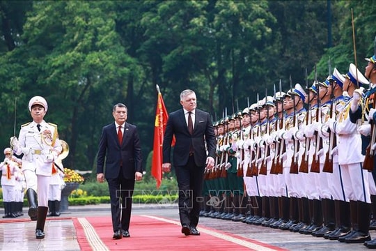 Thủ tướng Lê Minh Hưng chủ trì Lễ đón Thủ tướng Slovakia thăm chính thức Việt Nam